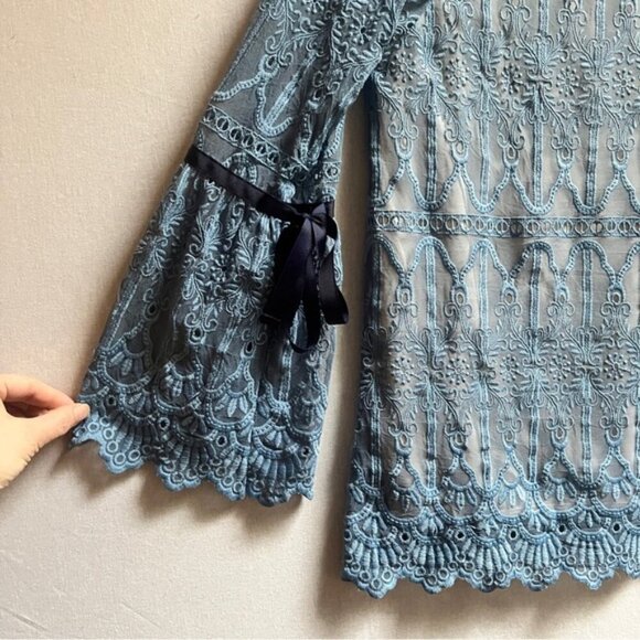Lili Sidonio by Molly Bracken lace bell sleeves lace blouse Sz M 18” PTP - Picture 3 of 6